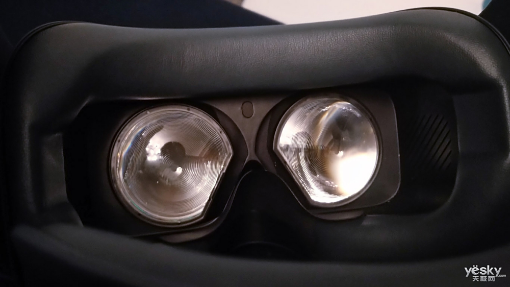 这个蓝色有点眼熟 VIVE FOCUS VR一体机图赏