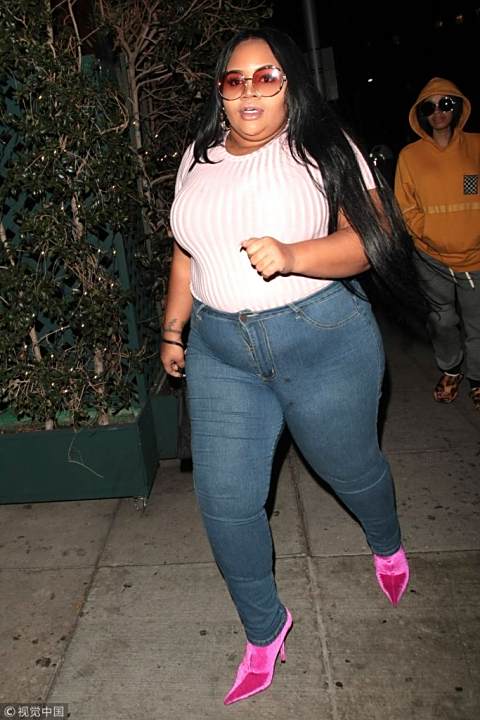 墨镜CardiB和歌手偷拍蹄子朋友遮脸躲现身获美女帽子图片
