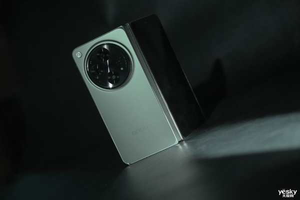 OPPO Find N3ǧɽͼͣȻжָŵɫ